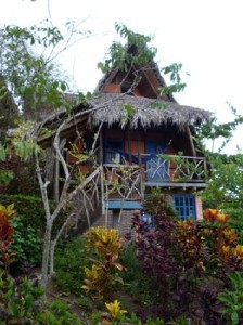 Bamboo-house-at-azuluna